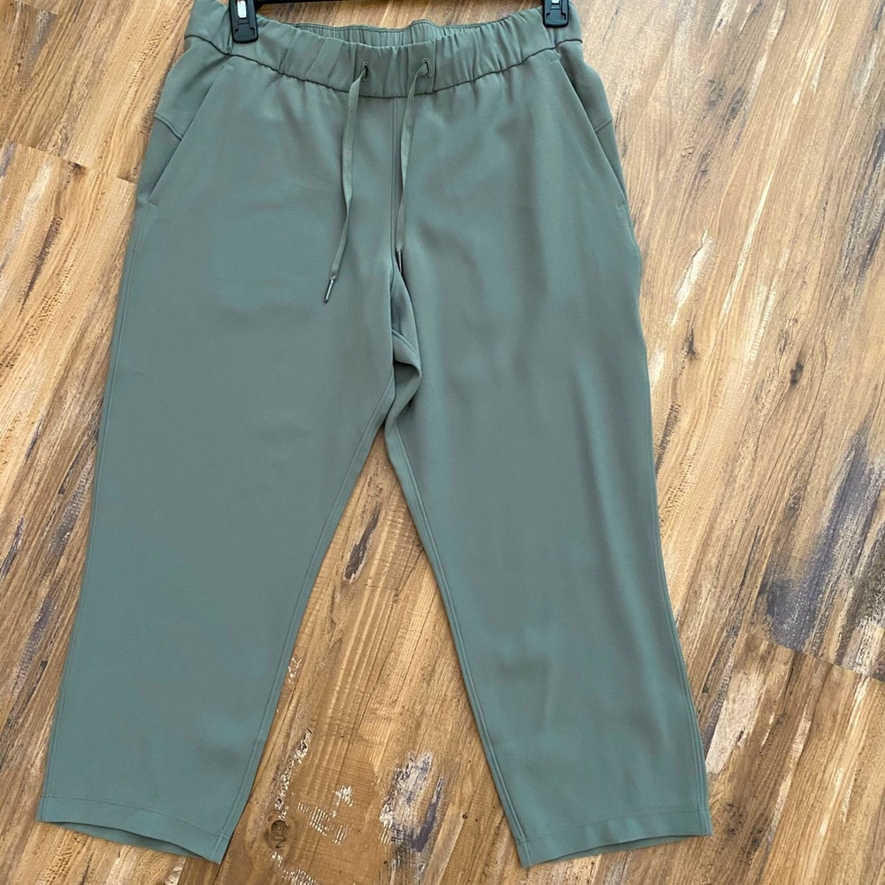 Lululemon on the fly 7/8 pant- olive